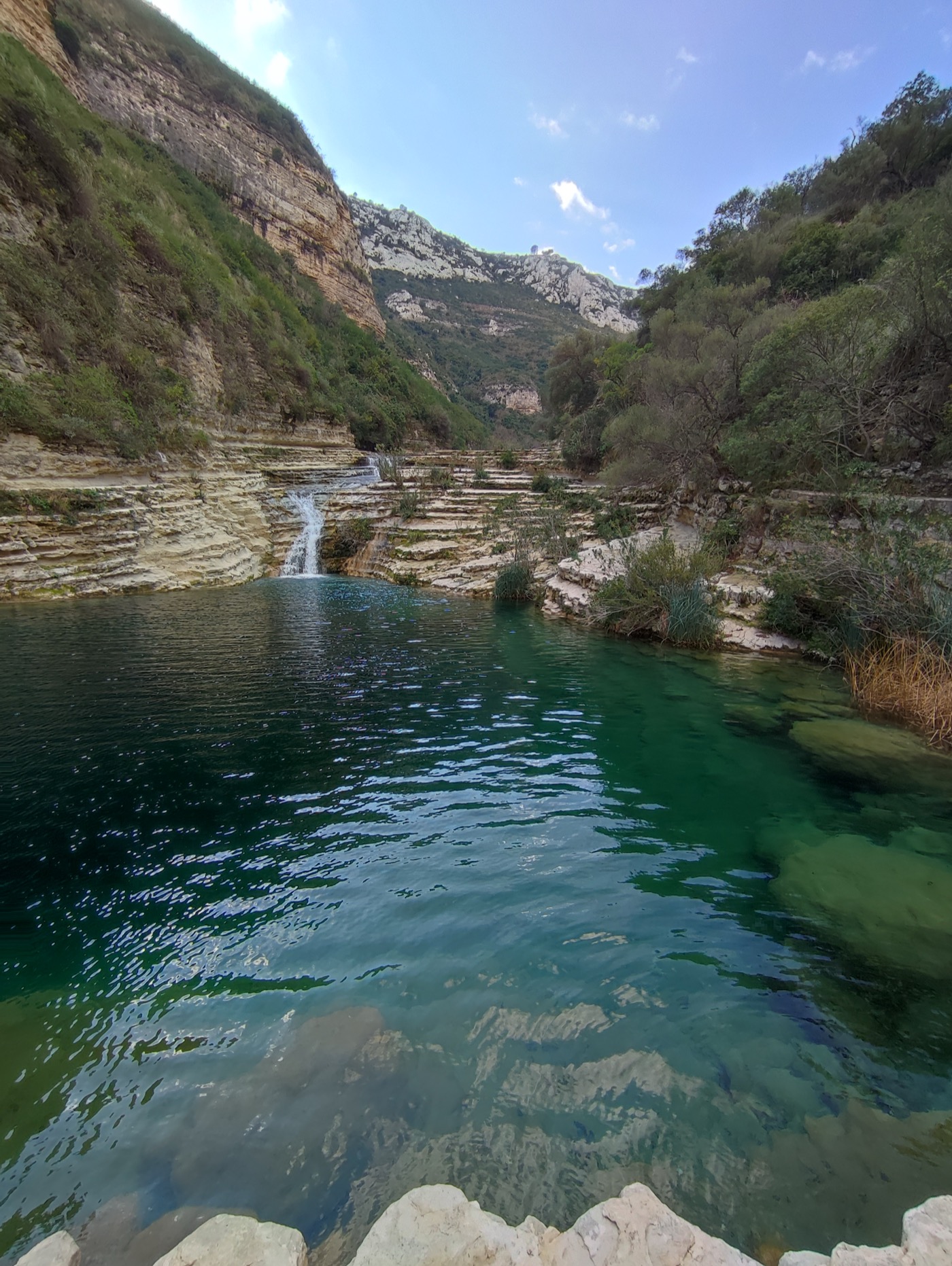 Piscines naturelles emeraude de la Cava Grande del Cassibile pres de Syracuse, Sicile
