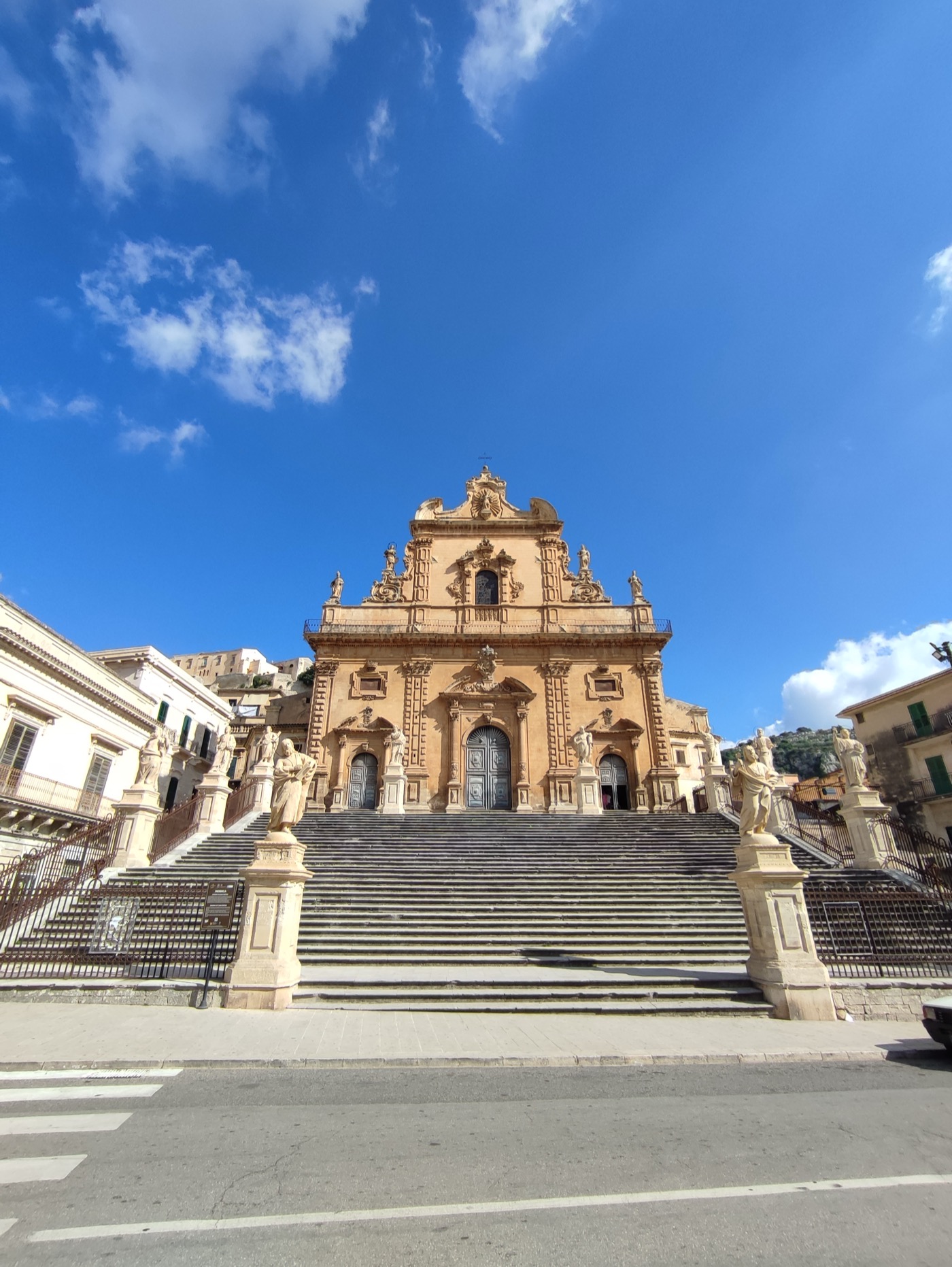 La cathédrale baroque de Modica dominant la ville, en Sicile
