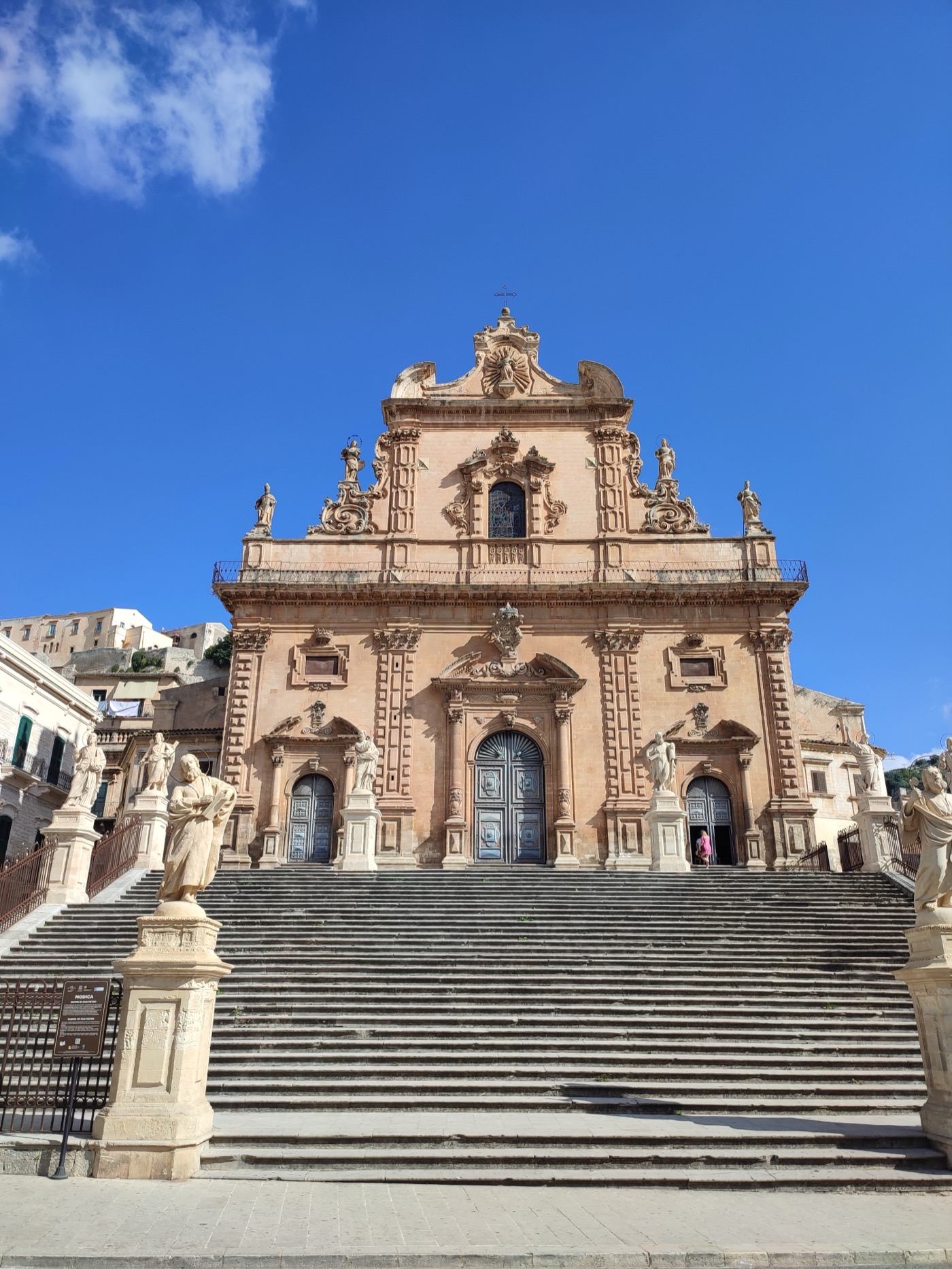 L'escalier monumental de San Pietro a Modica, borde de statues des douze apotres