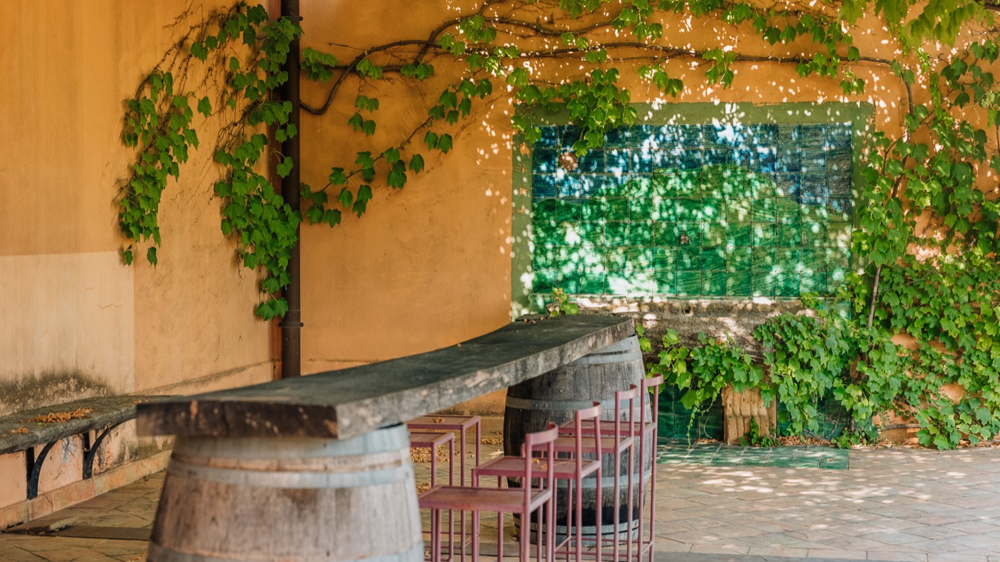 Installation de degustation en plein air a Planeta Buonivini avec vue sur le vignoble