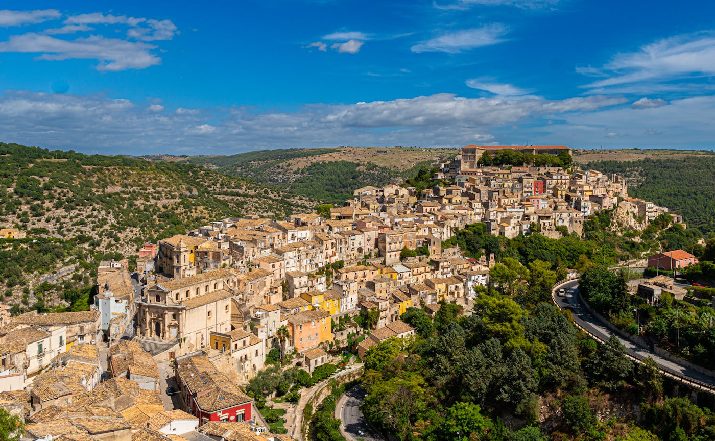 Vue aerienne de la ville perchee de Ragusa Ibla avec son architecture baroque dense et ses rues sinueuses