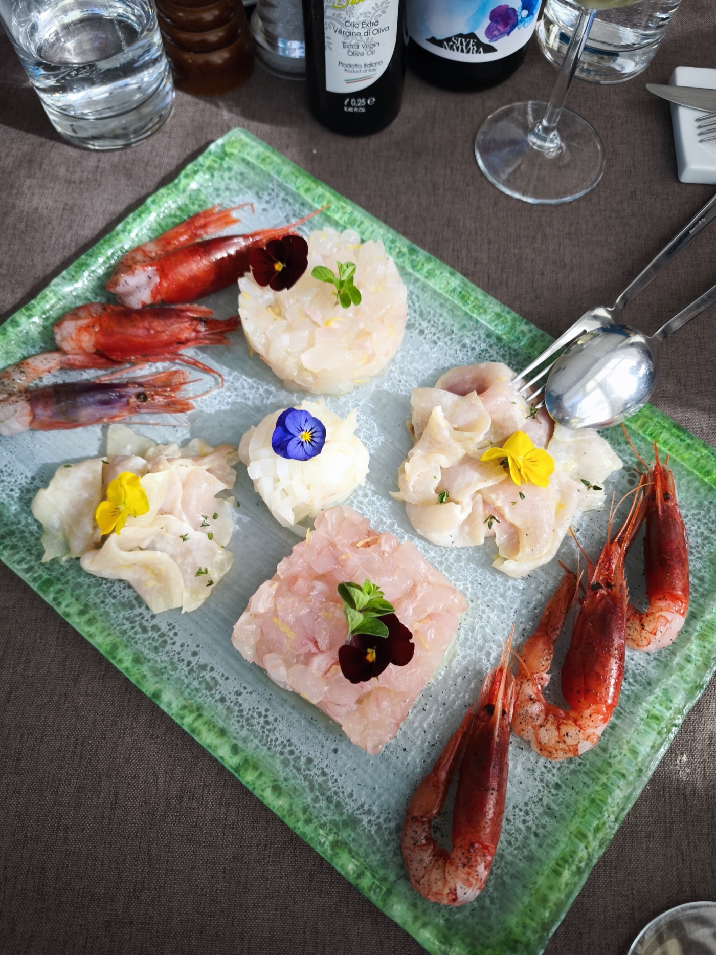 Plateau de crudo de la mer avec gamberi rossi, carpaccio de poisson et fleurs comestibles