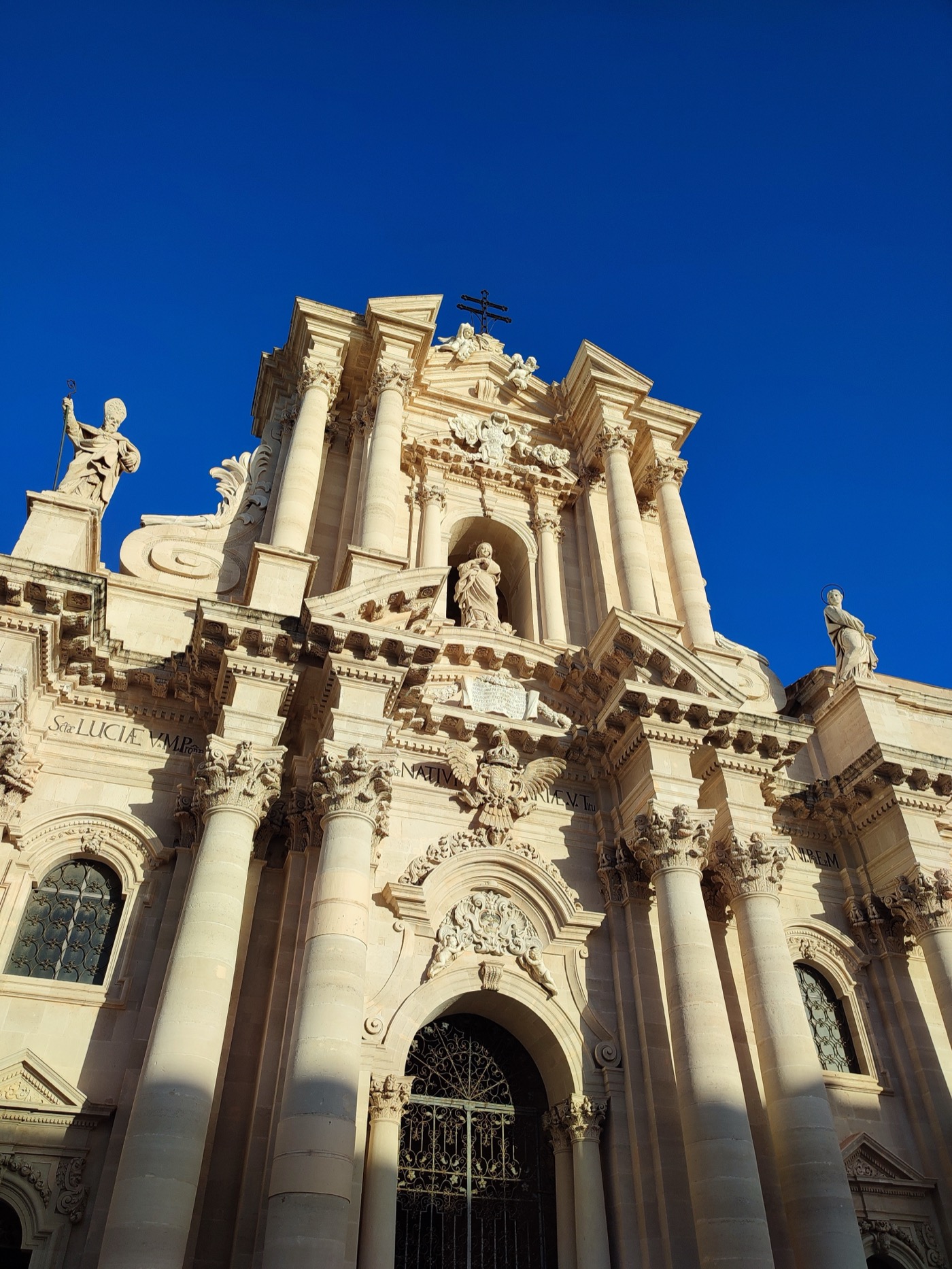 La facade baroque de la cathedrale de Syracuse sur fond de ciel bleu profond