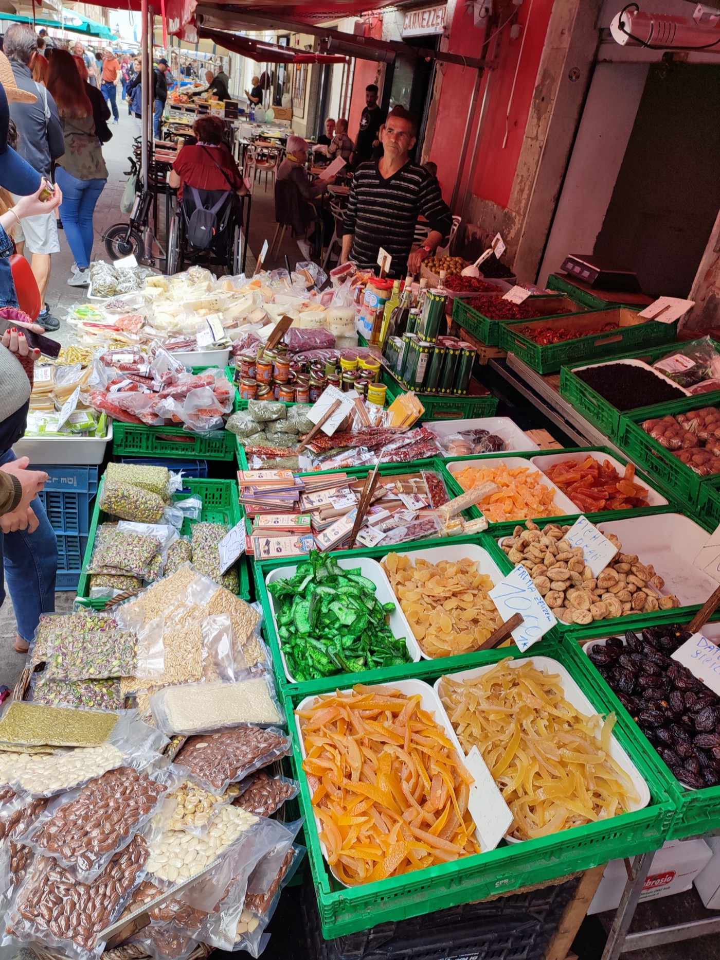 Etals colores d'un marche sicilien avec fruits secs, noix et produits locaux