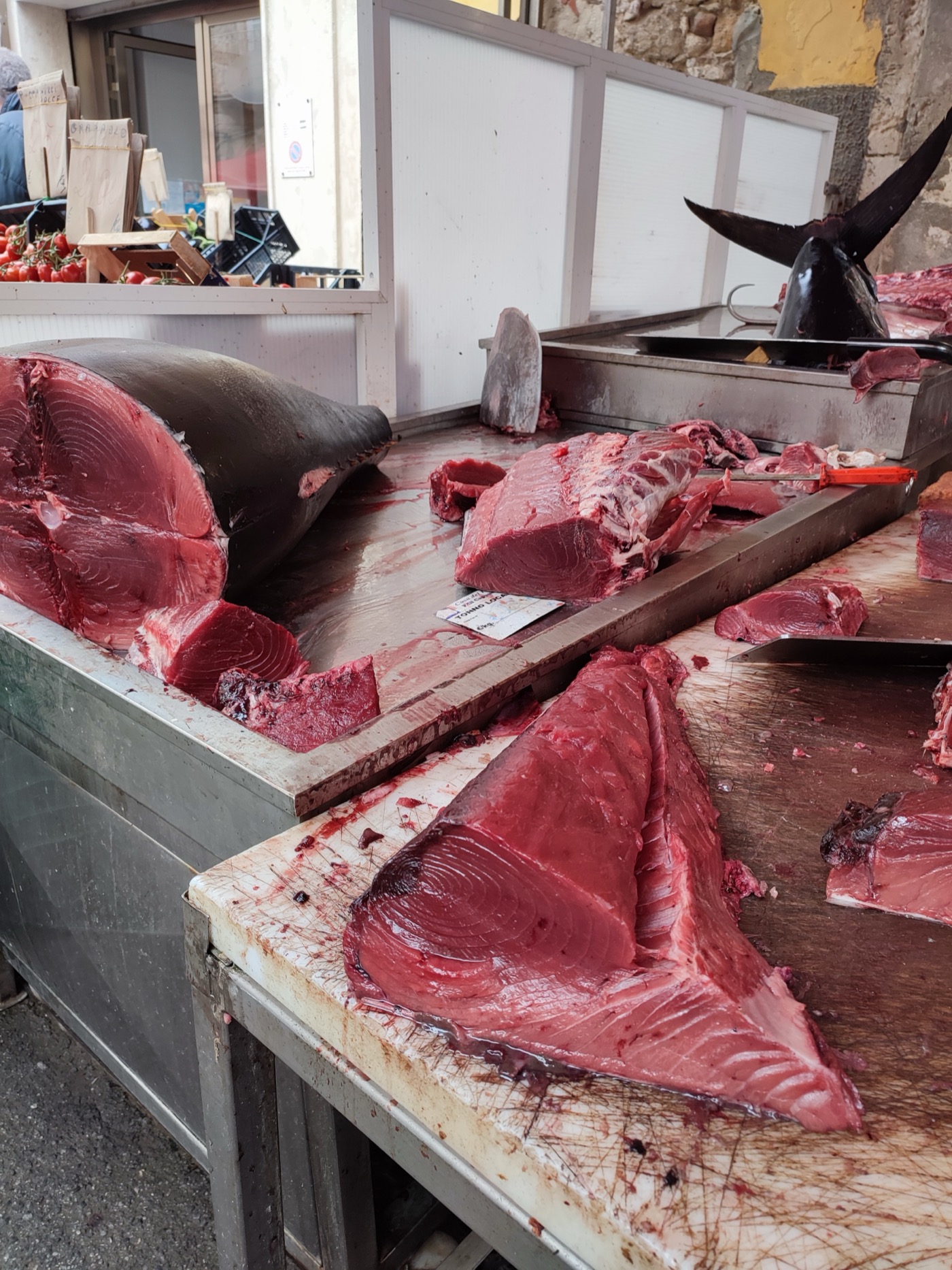Thon frais coupé sur un étal de marché près de Marzamemi, en Sicile